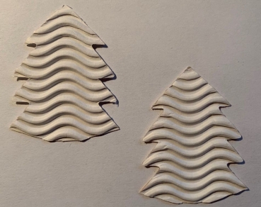 Tannenbaum aus Wellen-Wellpappe / Wellkarton weiss